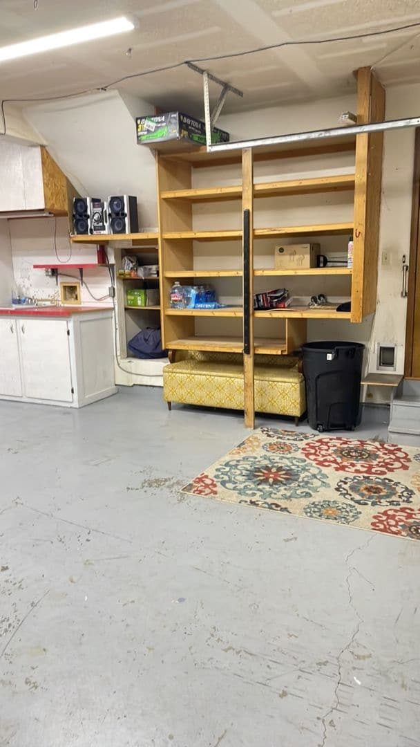 Building Photo - 3 bedroom, 2 bath, 2 car garage for rent O...