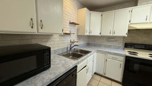 Building Photo - A quaint (2) Bed, (1) Bath unit with mountain views!