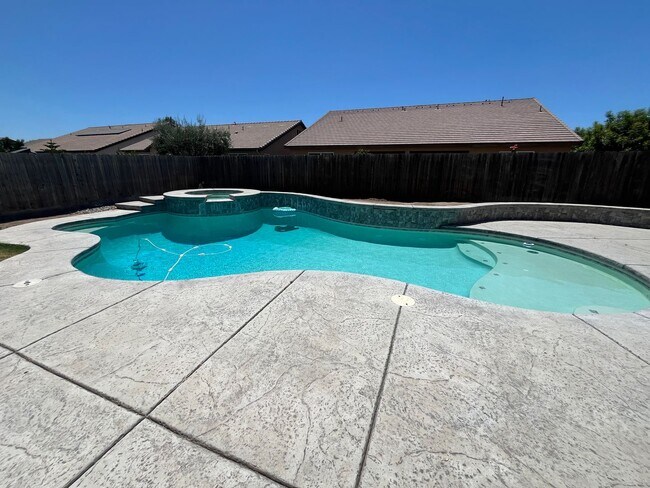 Building Photo - beautiful three bedroom home with sparkling pool in Visalia