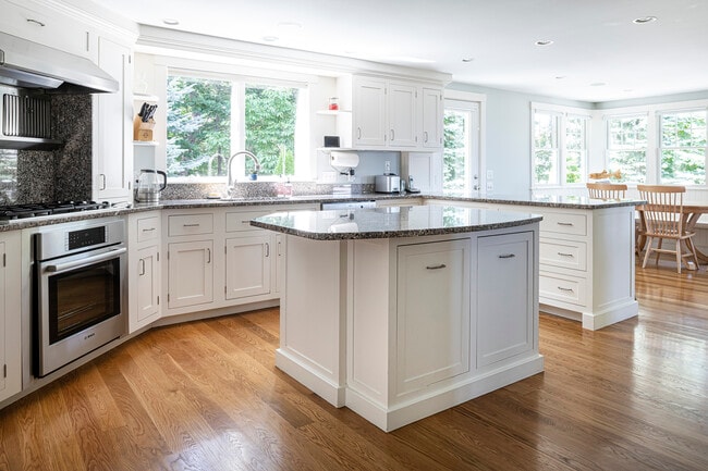 Building Photo - 2 Oak Knoll Rd