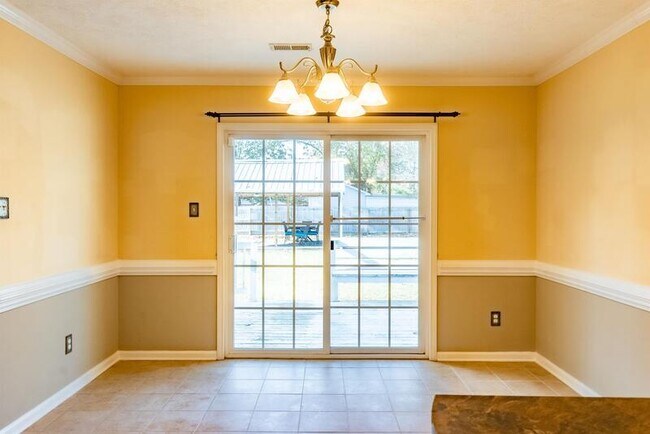 Building Photo - 389 Livingston Dr