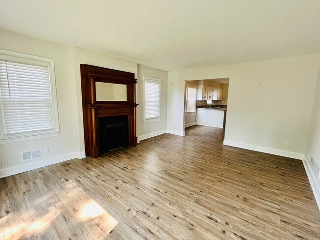 Building Photo - Three Bedroom Modern Farmhouse in Southern...