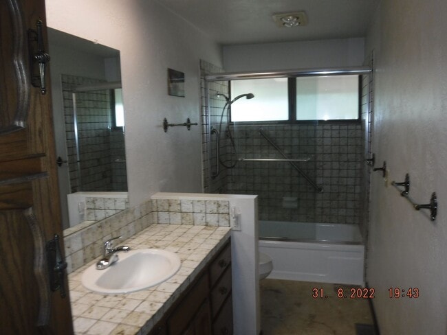 Building Photo - Large 3 Bedroom House
