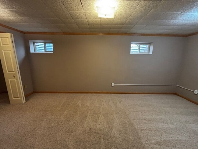 Building Photo - Cute 5 Bedroom 3 Bath Single Family Home