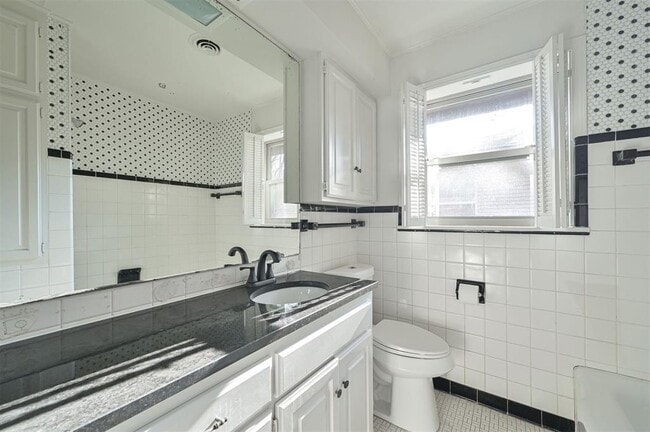 Building Photo - 2312 N Warren Ave