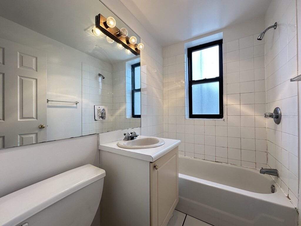 Building Photo - 909 W Dakin St