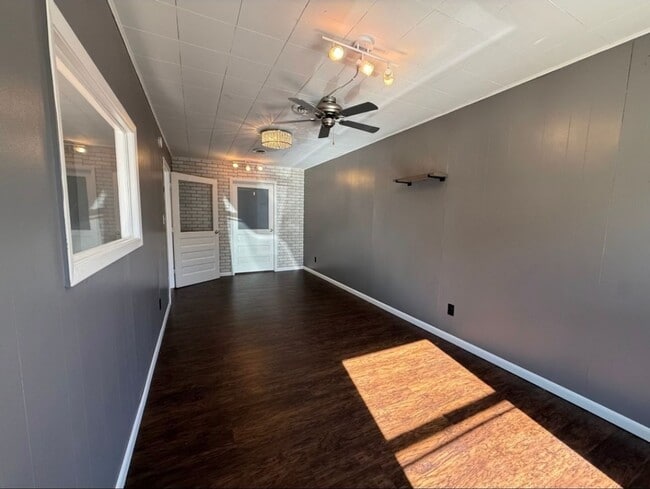 Building Photo - Downtown Maroa! 3 bed, 1.5 bath