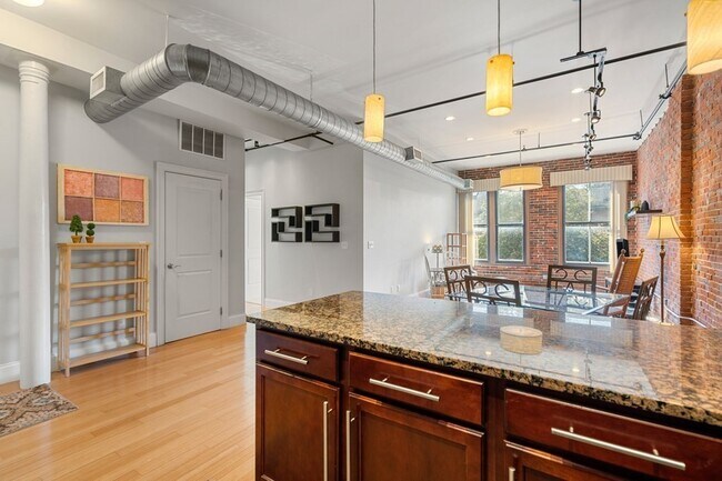 Building Photo - 61 Market St