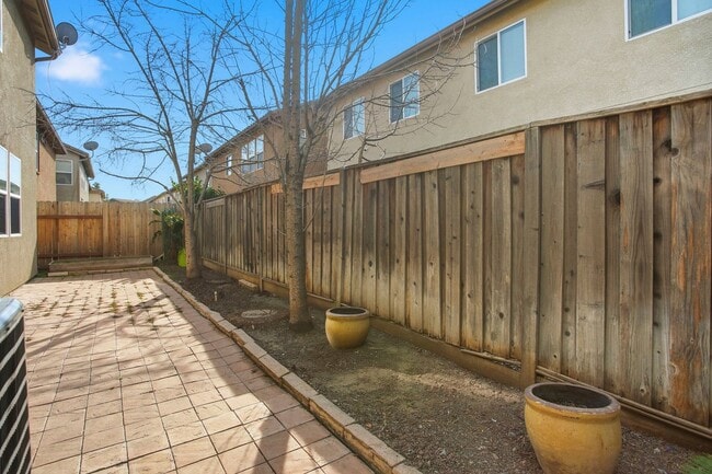 Building Photo - SPACIOUS & CLEAN 2 STORY, 4 BEDROOM, 2.5 BATH IN NATOMAS