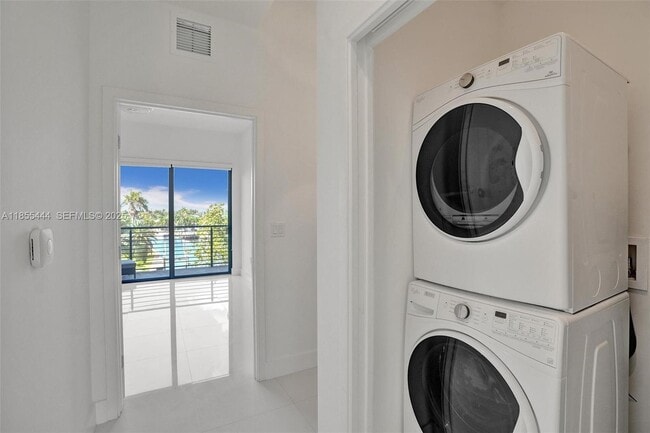 Building Photo - 516 SE 1st Cir