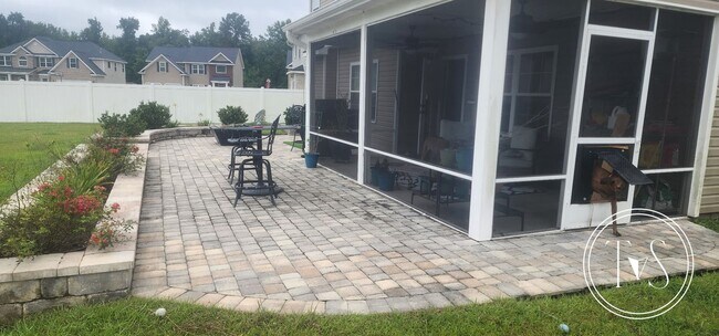Building Photo - 983 Oak Crest Dr
