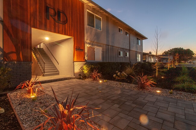 Building Photo - 2144 Royal Dr