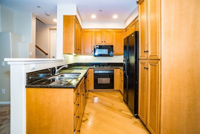 Building Photo - Beautiful townhome in Mission Valley!  Ava...
