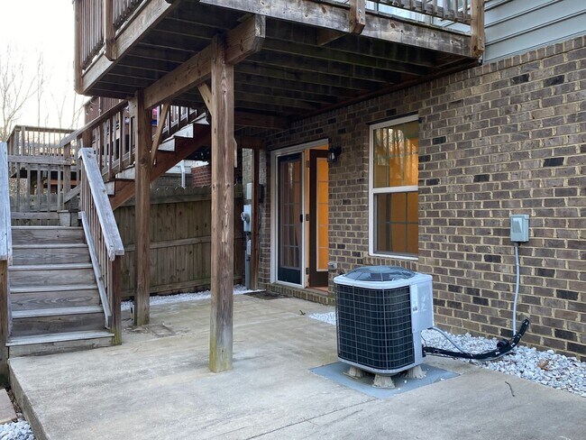 Building Photo - -- AVAILABLE MAY 8TH -- 3 BR / 3.5 BA End Unit Townhome, Available May 8th!