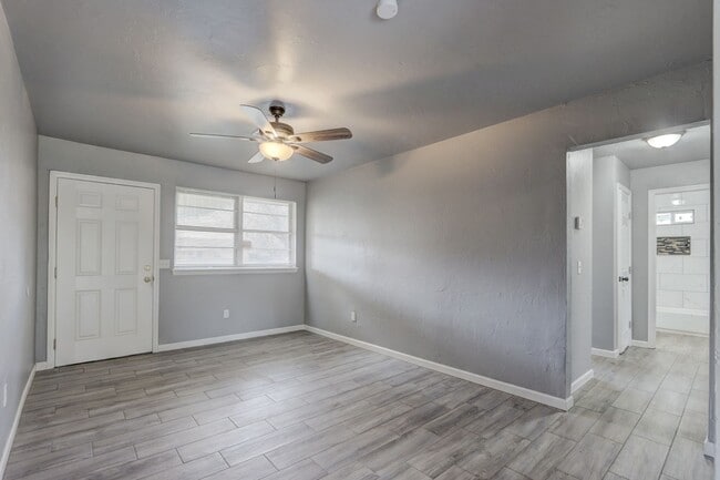 Building Photo - This Cute and Cozy 4 Bed, 2 Bath Home is Available now!!