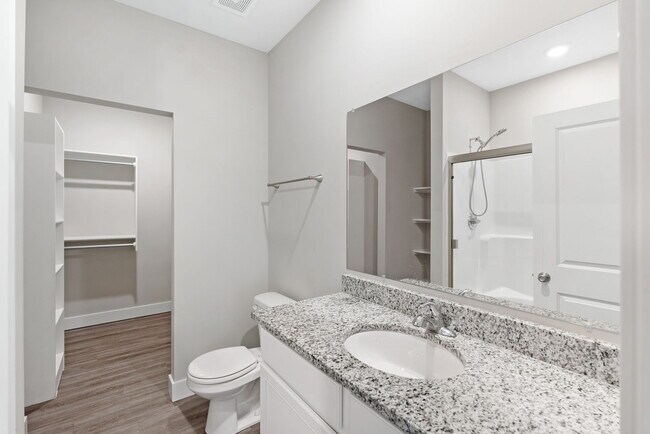 Building Photo - 5122 N Cypress St