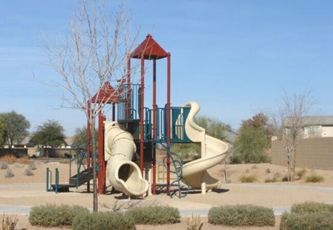 Building Photo - Circle Cross