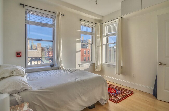 Building Photo - 301 Madison St