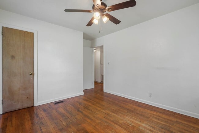 Building Photo - 4 bed 2 bath house, Walk to Stadium!! Available July 2026