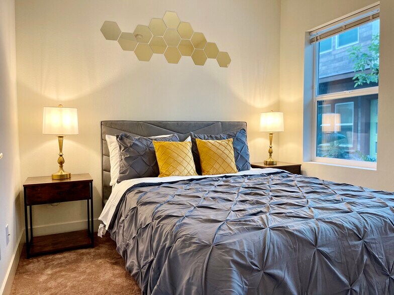 queen bedroom #2 - 927 E Mason Ln