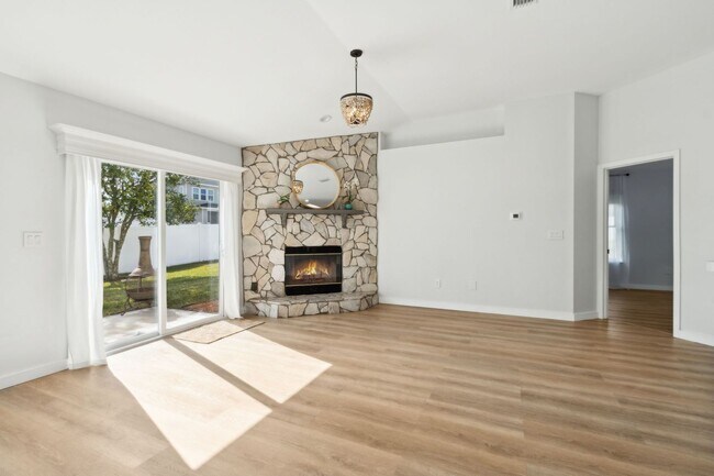 Building Photo - Adorable Newly Renovated 3/2