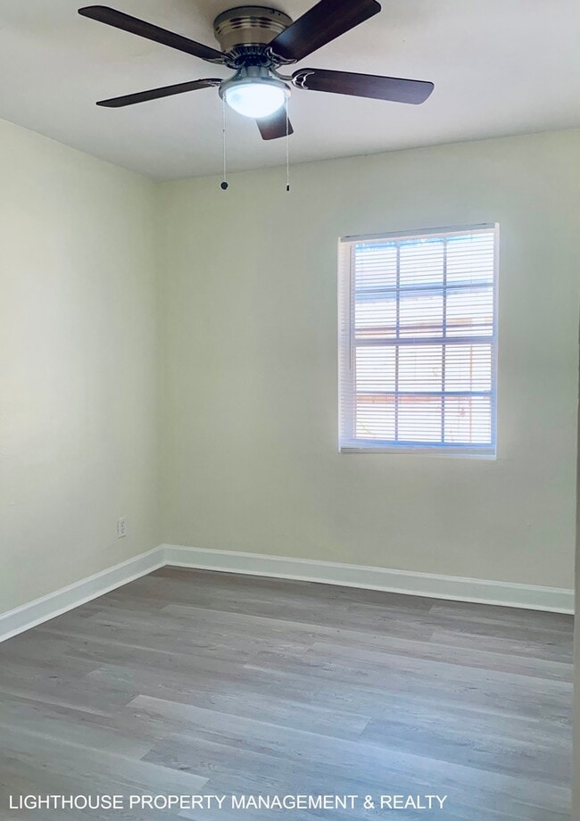 Building Photo - Cozy 3 Bed/1.5 Bath Home with Detached Gar...