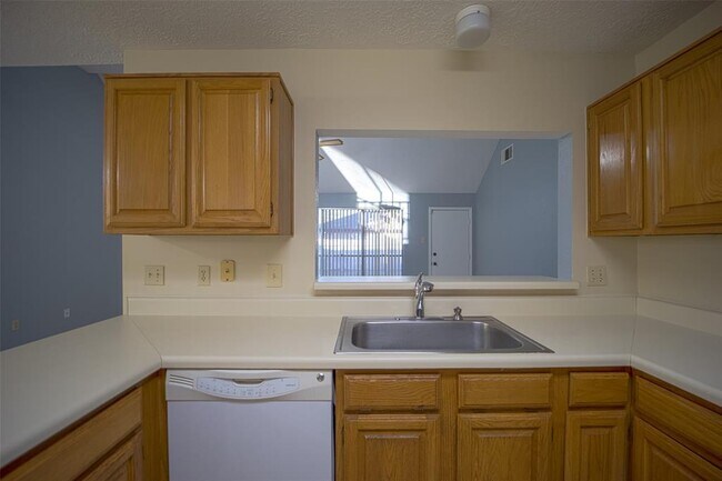 Building Photo - 2111 Landcircle Ct