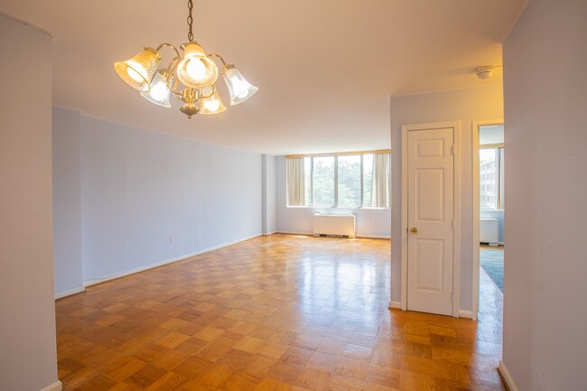 Building Photo - Lovely 1 BR/1 BA Condo in Forest Hills!