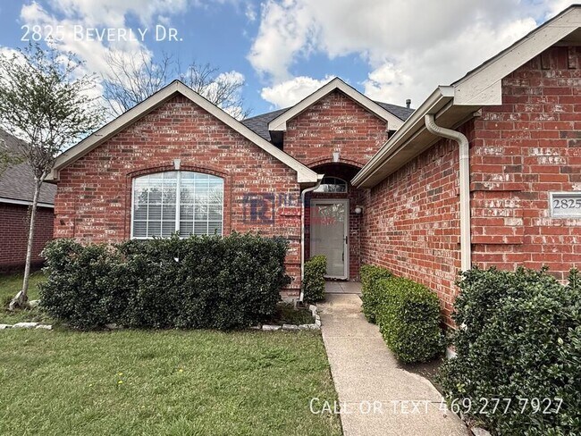 Building Photo - 2825 Beverly Dr