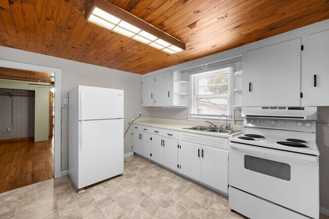 Building Photo - Family Friendly 2-bedroom Home