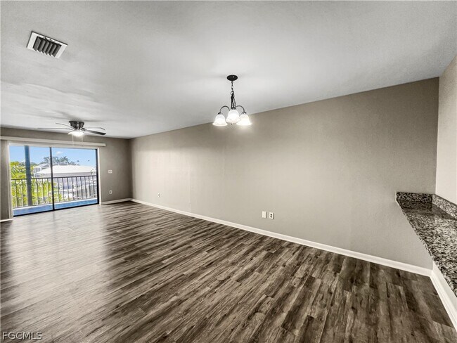 Building Photo - 4530 SW 10th Ave