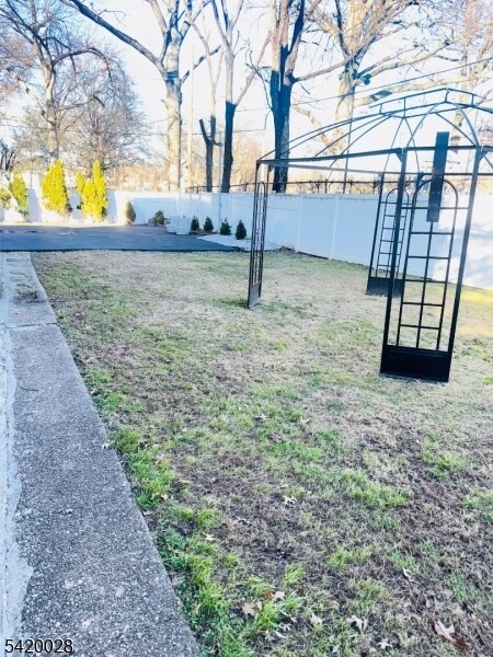 Building Photo - 746 Springdale Ave