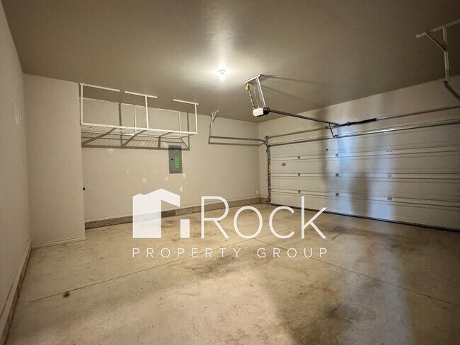 Building Photo - Spacious 3-Bedroom Home with Designer Kitc...
