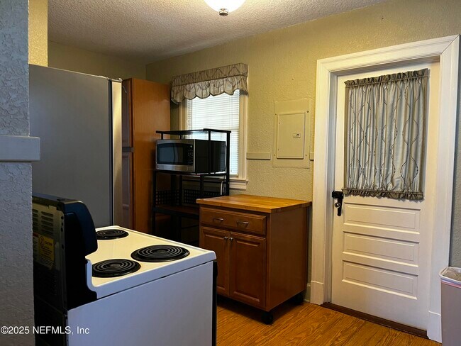 Building Photo - 1924 Arcadia Pl