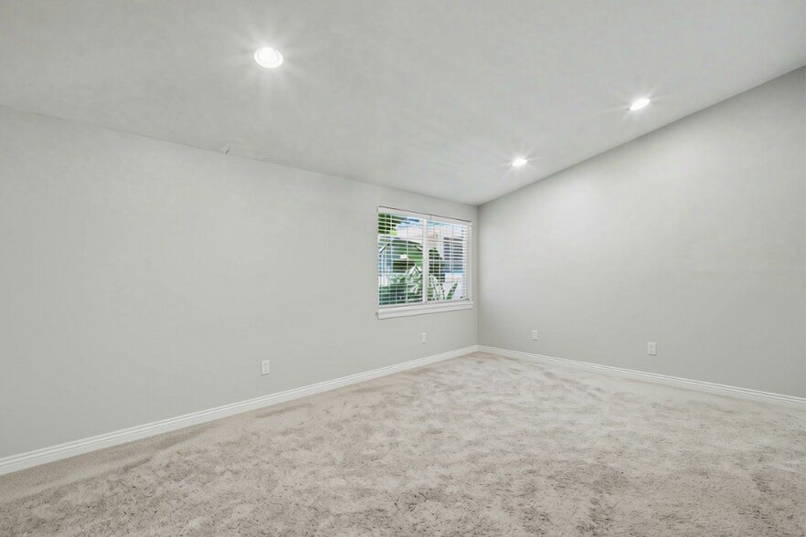 Building Photo - 5706 Comanche Ave