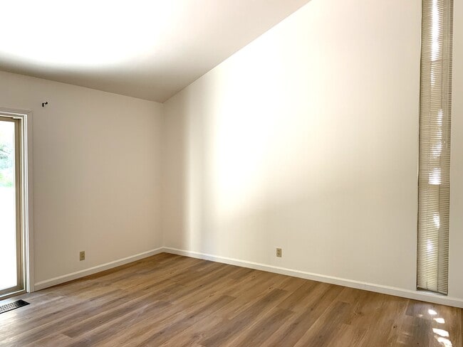 Building Photo - 16 Fairway Pl