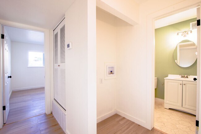 Building Photo - Beautiful 2-bedroom, 1-bathroom townhouse located in the vibrant city of El Paso