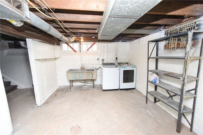 Building Photo - 200 Elmdorf Ave