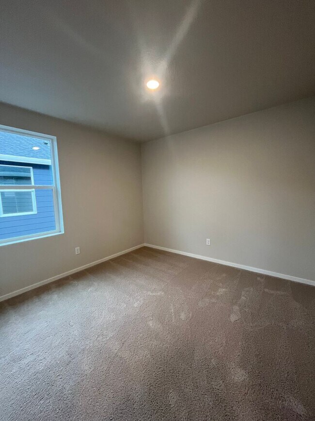 Building Photo - 4-bedroom 2.5-Bathroom. Never been lived in!!