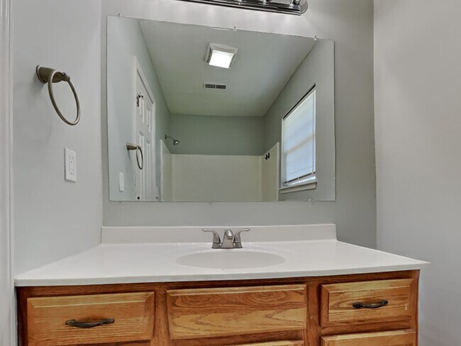 Building Photo - Charming 4-Bed, 2-Bath Home in Kansas City with Garage