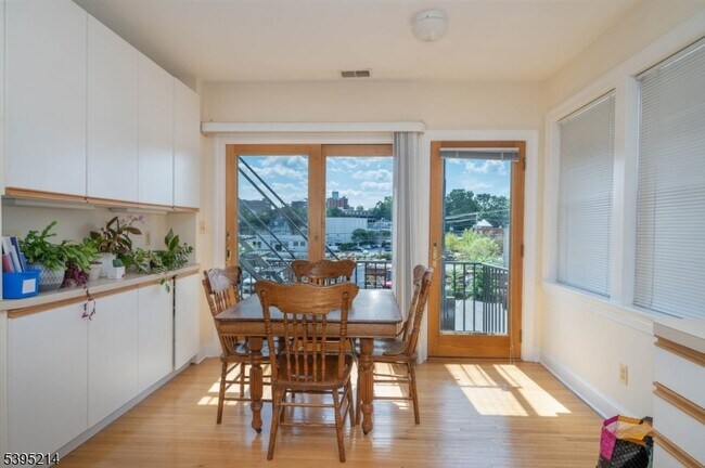 Building Photo - 54 Franklin Pl