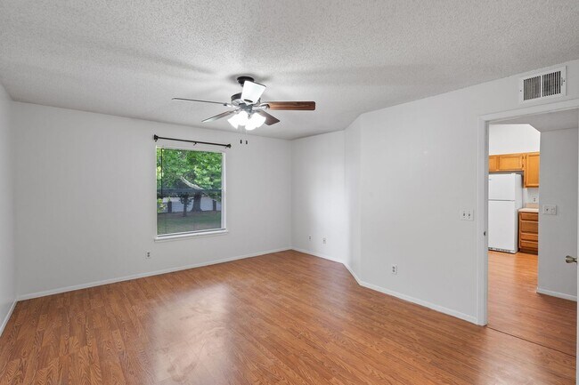 Building Photo - 2/2 Condo With Screened Patio in Conway area