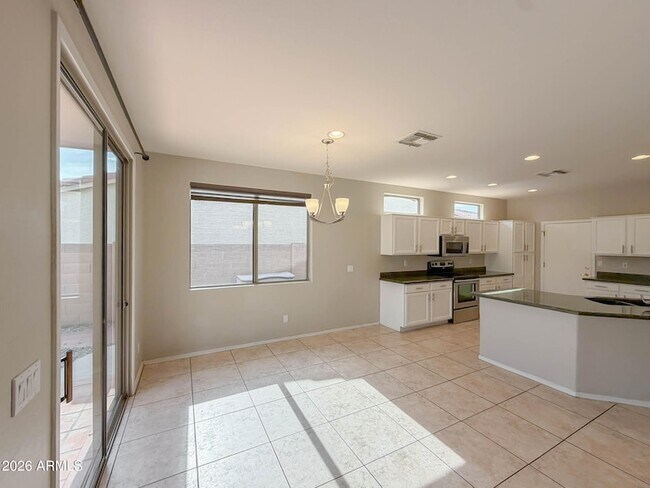 Building Photo - 203 W Cedar Dr
