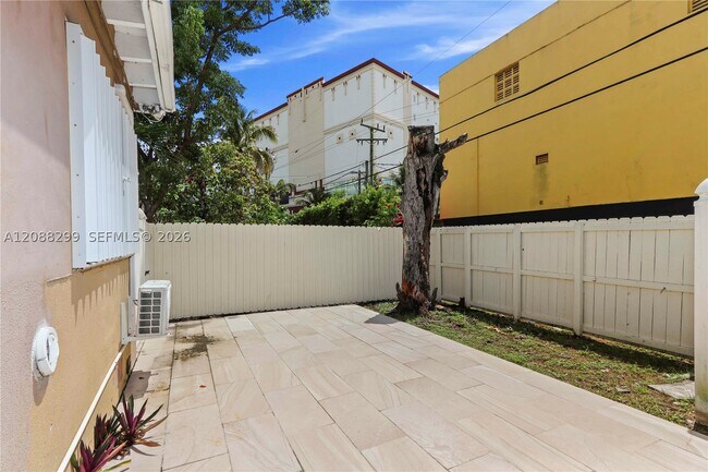 Building Photo - 2530 SW 27th St