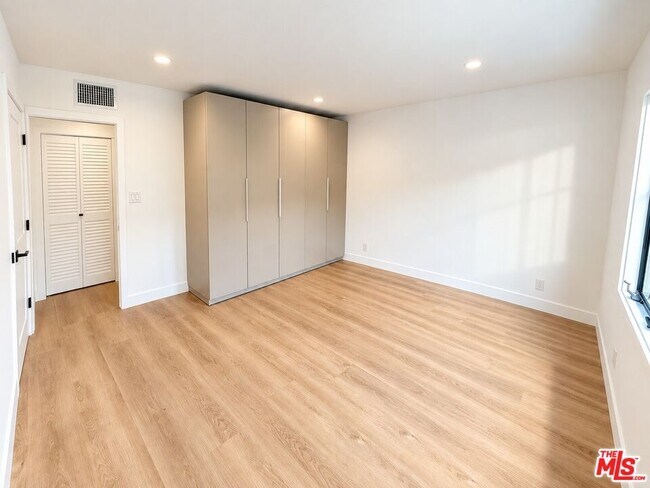 Building Photo - 8736 Holloway Dr