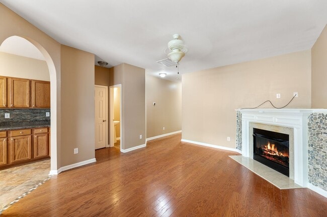 Building Photo - Three Bedroom Townhome in sought-after Mat...