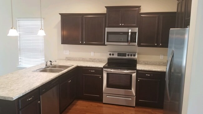 Building Photo - Spacious 3 Bedroom 2.5 Bath Townhome with ...