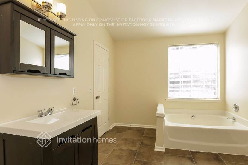 Building Photo - 5519 Bentgrass Run Dr