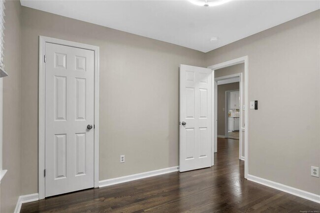 Building Photo - 117 Queen Mary Ct