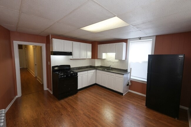 Building Photo - 421 Seaver St